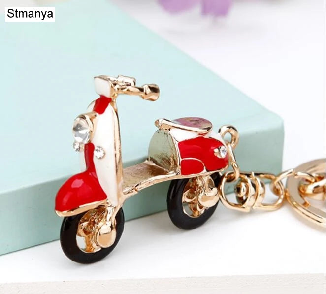 💎 Crystal Car Keychain – Sparkling & Stylish Bag Charm ✨