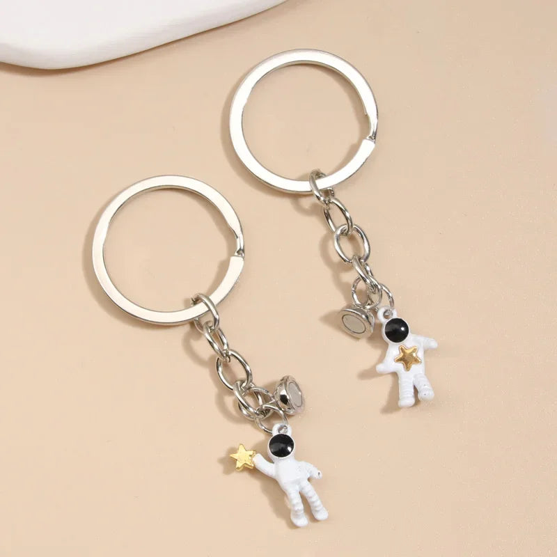 🪐 Couple Astronaut Keychain Set – For Space-Loving Souls 🚀