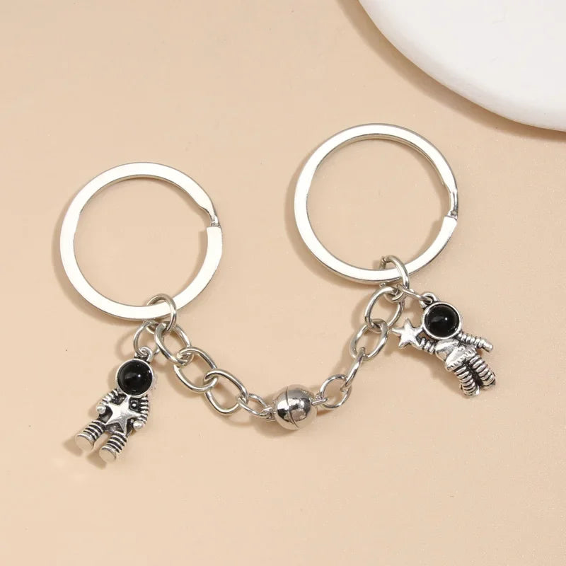 🪐 Couple Astronaut Keychain Set – For Space-Loving Souls 🚀