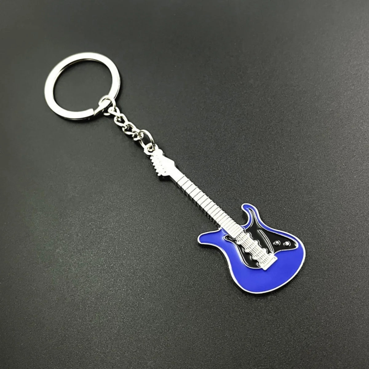 🎸 Creative Mini Guitar Keychain – Shine with Musical Vibes!