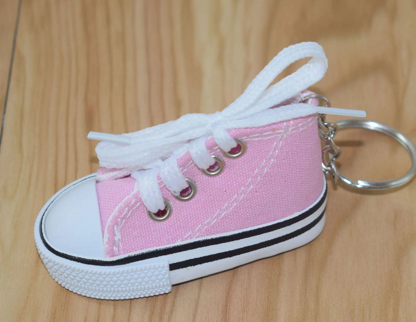 Mini Sneaker Keychain 👟 – Cute & Colorful Accessory for Your Keys or Bags!