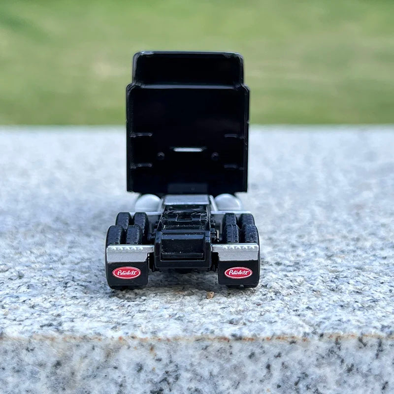 🔥 Die-Cast Classic American Semi Truck 🖤 | 1:64 Scale Collectible Model